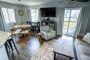 智能电视、DVD 播放器、书、影片库