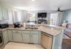 冰箱、微波炉、烤箱、炉灶