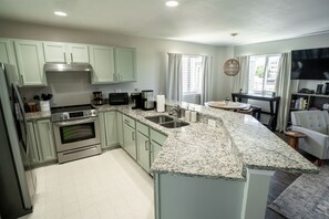 冰箱、微波炉、烤箱、炉灶