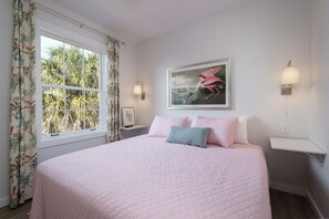 2 habitaciones, escritorio y tabla de planchar con plancha 