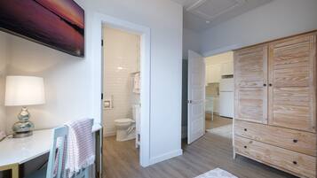 2 chambres, bureau, fer et planche à repasser, lit parapluie