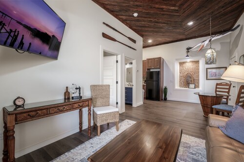 Ship Style Luxury Downtown, Boat Trailer Parking!