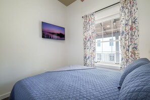 1 bedroom, desk, iron/ironing board, travel cot - Ship Style Luxury Downtown, Boat Trailer Parking! (Cedar Key)