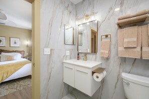 Shower, hair dryer, towels - Victorian Inspired Downtown, Boat Trailer Parking! (Cedar Key)