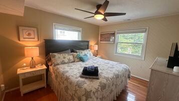 3 bedrooms, desk, iron/ironing board, free WiFi