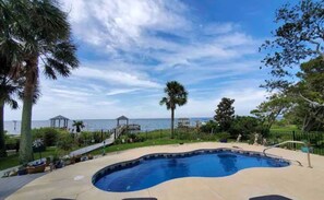 Utendørsbasseng og et oppvarmet basseng