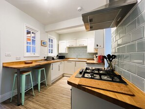 Fridge, microwave, oven, dishwasher - Orchard Cottage (Ventnor)