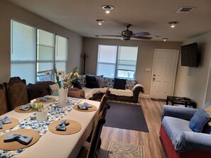 Living area - Attractive house in the center of Milton (Milton)