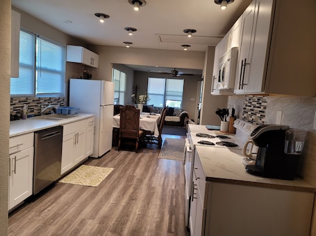 Private kitchen. Attractive house in the center of Milton