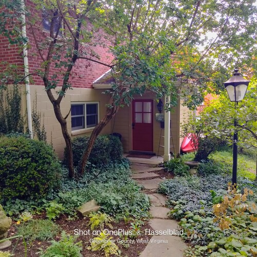 Large but cozy apartment, in a private setting. Walking distance to town.