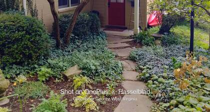 Large but cozy apartment, in a private setting. Walking distance to town.