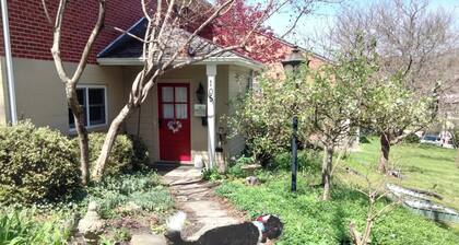 Large but cozy apartment, in a private setting. Walking distance to town.