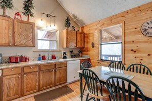Dining - Cupid's Haven: Private Cabin Close To All (Sevierville)