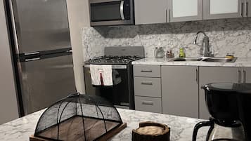 Coffee/tea maker, fridge, microwave, oven