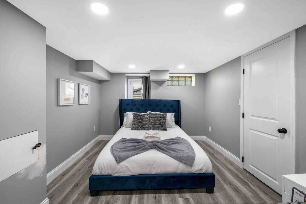 4 bedrooms, iron/ironing board, WiFi, bed sheets