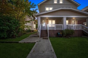 Exterior - Stylish 5BRs Next to Expo Center & Near Stadium,2 Free parking (Columbus)