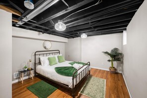 5 bedrooms, iron/ironing board, WiFi, bed sheets - Stylish 5BRs Next to Expo Center & Near Stadium,2 Free parking (Columbus)