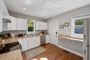 Fridge, microwave, oven, stovetop - Stylish 5BRs Next to Expo Center & Near Stadium,2 Free parking (Columbus)