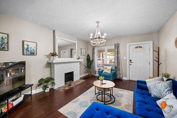 TV, offices - Stylish 5BRs Next to Expo Center & Near Stadium,2 Free parking (Columbus)