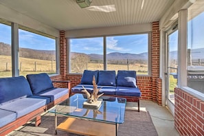 TV, books, stereo - Home w/ Hot Tub Near Shenandoah Nat'l Park! (Browntown)