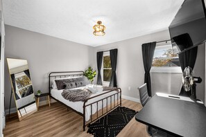 5 bedrooms, iron/ironing board, WiFi, bed sheets