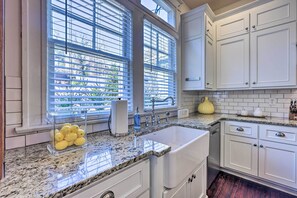 Fridge, microwave, stovetop, dishwasher - Immaculate Birmingham House w/ Covered Porch! (Birmingham)