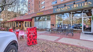 A brick building with a coffee shop named "Henry's Coffees" and a Little Free Library. - Bright Apartment 3 Mi to Downtown Birmingham! (Birmingham)