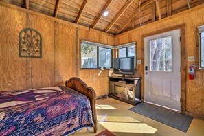 Unclassified image, 5 of 23, button - Laid-Back Vibe! Waterfront Lake Dunlap Studio (South)