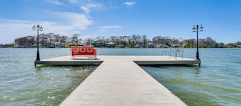 Laid-Back Vibe! Waterfront Lake Dunlap Studio