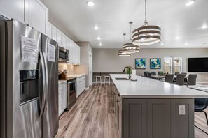 Réfrigérateur, four à micro-ondes, un four, surface de cuisson