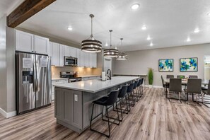 Refrigerador, microondas, horno, placa de cocina