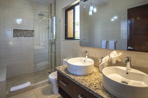 Douche, sèche-cheveux, serviettes fournies, savon