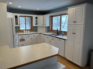 Réfrigérateur, four à micro-ondes, un four, surface de cuisson