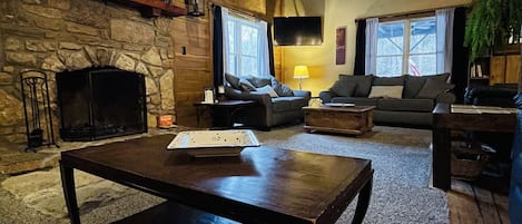 Televisión, chimenea, libros