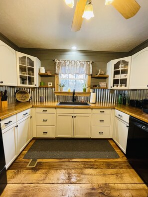 Fridge, microwave, oven, stovetop - Rustic cabin just outside of Madison! (Madison)