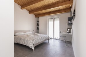 2 chambres, bureau, fer et planche à repasser, lit parapluie