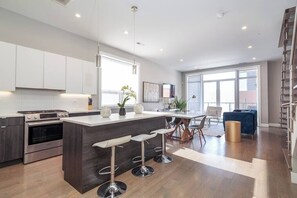 Een koelkast, een magnetron, een oven, een kookplaat