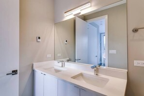 Douche, sèche-cheveux, serviettes fournies, shampoing