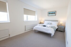 3 Schlafzimmer, Schreibtisch, Bügeleisen/Bügelbrett, WLAN