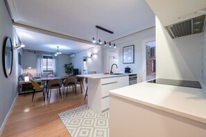 Kühlschrank, Mikrowelle, Ofen, Geschirrspüler