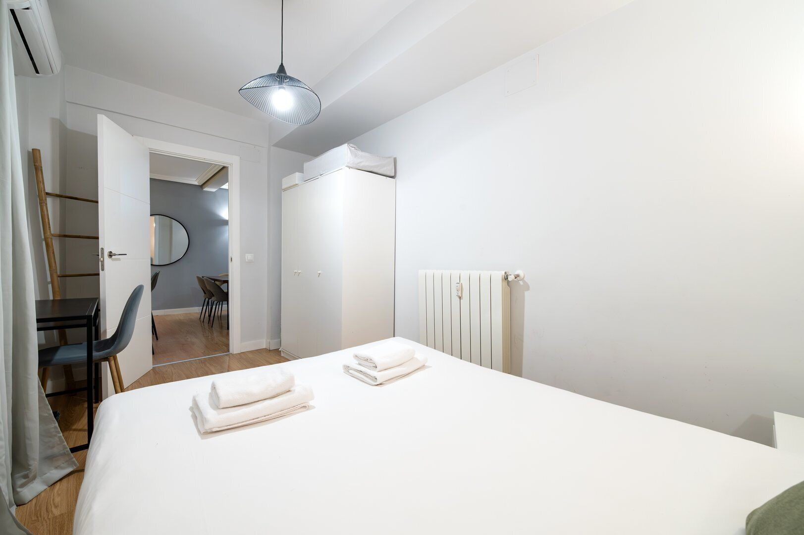 3 soverom, skrivebord, strykejern/-brett og internettilgang