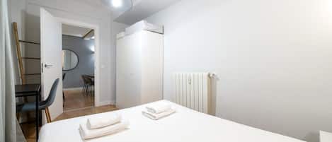 3 soverom, skrivebord, strykejern/-brett og internettilgang