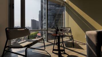 Departamento Deluxe, 2 habitaciones, vista a la ciudad | Sala de estar | Smart TV de 55 pulgadas con canales por cable, televisión y Netflix