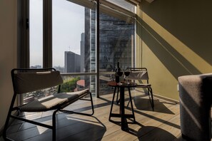 Deluxe Apartment, 2 Bedrooms, City View | Living room | 55-inch Smart TV with cable channels, TV, Netflix - Capitalia Plaza Residences Reforma (Mexico City)
