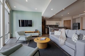 Deluxe Apartment, 2 Bedrooms, Air conditioning, City View | Living room | 55-inch Smart TV with cable channels, TV, Netflix - Capitalia Plaza Residences Reforma (Mexico City)