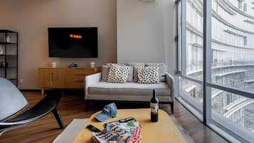 Dúplex Premium, 3 habitaciones, vista a la ciudad | Sala de estar | Smart TV de 55 pulgadas con canales por cable, televisión y Netflix