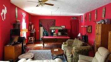 Smart-tv, een open haard, videospelletjes en een dvd-speler