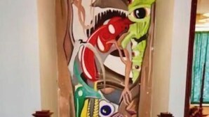 Un escalier orné d’une fresque peinte à la main sur le mur.