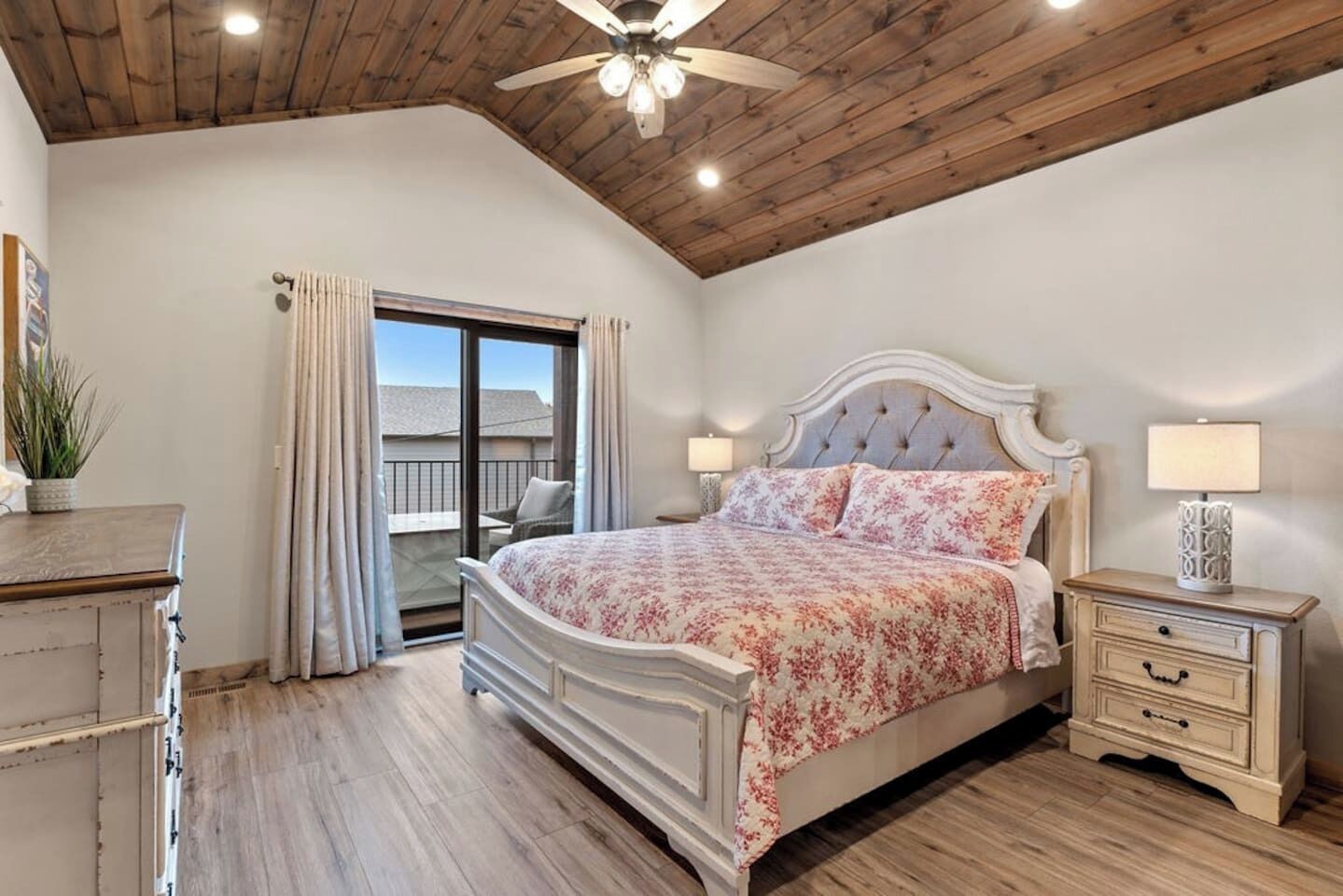 7 bedrooms, desk, iron/ironing board, travel cot