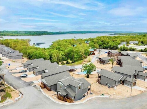 Hot Tub/ Pickleball/ Boat Slip/ Pool/ 7 BR! Silver Dollar City 2 Min!